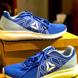 Reebok running shoes size 9.5 new